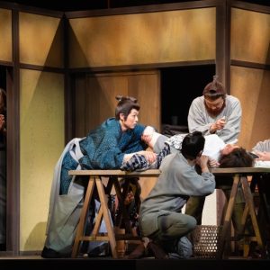 新木宏典、崎山つばさら出演『赤ひげ』が開幕　舞台写真＆取材会レポートが到着 イメージ画像