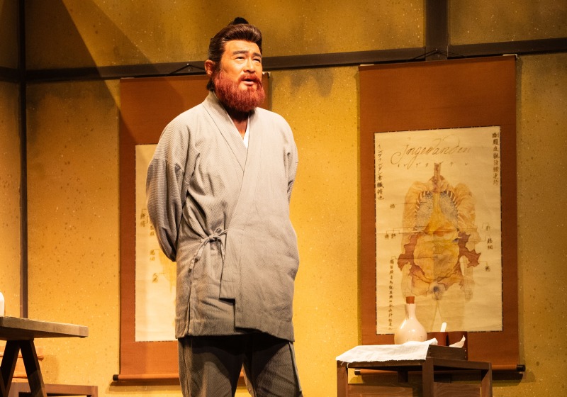 新木宏典、崎山つばさら出演『赤ひげ』が開幕　舞台写真＆取材会レポートが到着 イメージ画像